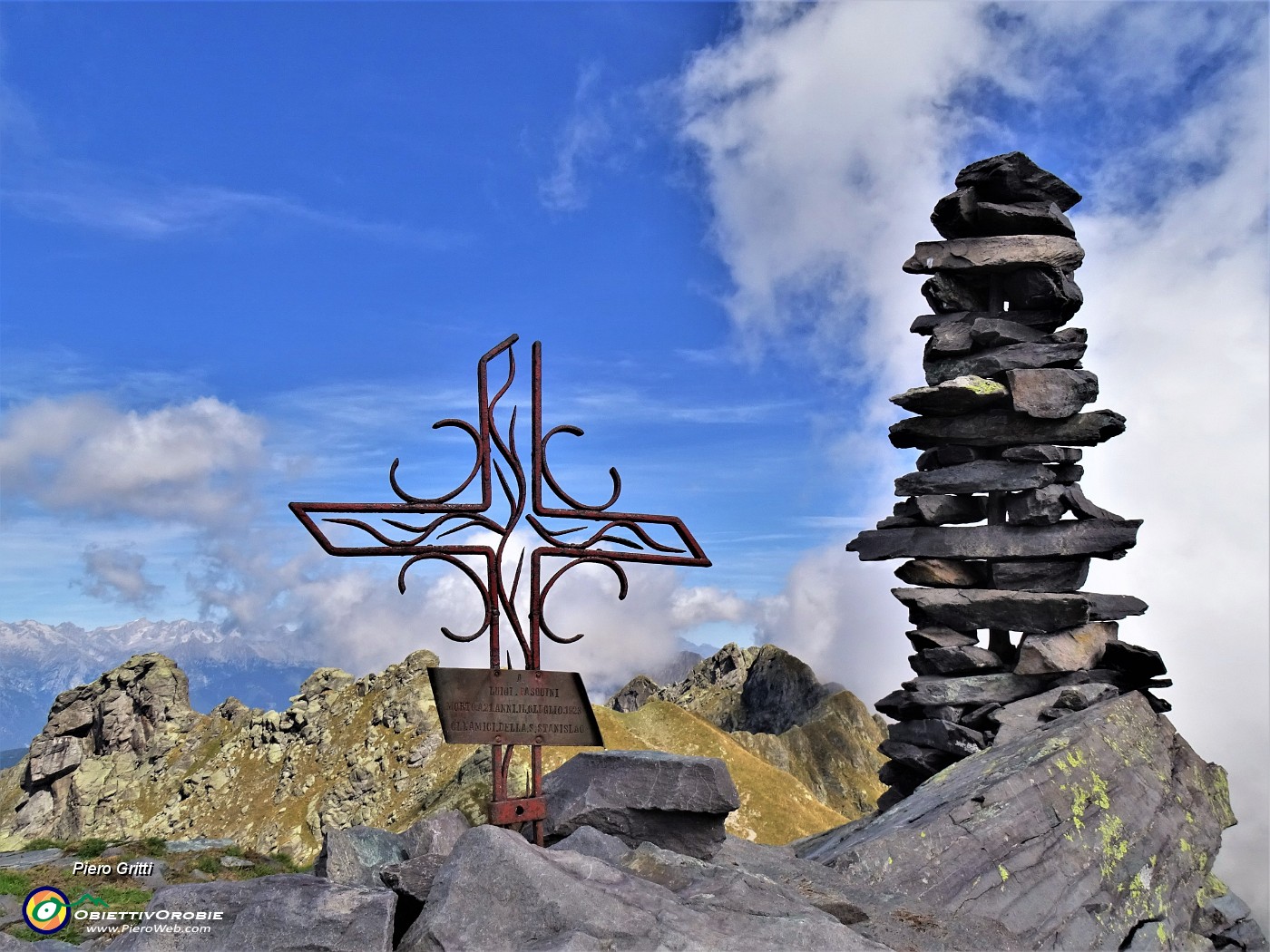 56 In vetta al Monte Valletto (2371 m) con vista alle spalle sulle tre cime del  Monte Ponteranica.JPG